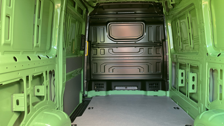 Volkswagen Crafter Cr35 Mwb Diesel Fwd 2.0 TDI 140PS Commerce Plus High Roof Van